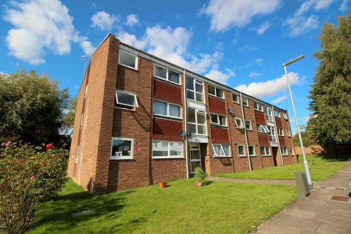 2 Bedroom Apartment To Rent In Francis Close, Hitchin, SG4