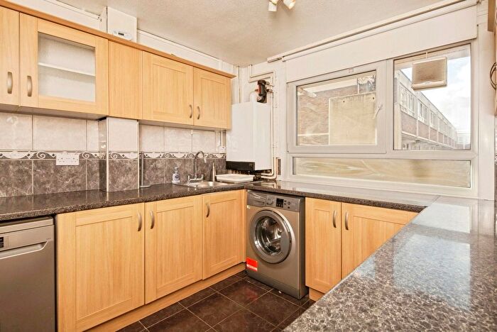 2 Bedroom Flat For Sale In Yelverton Road, London, SW11