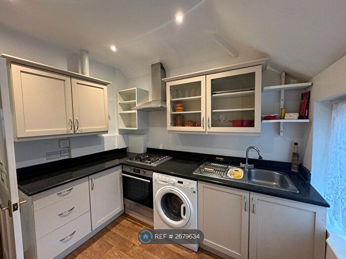 2 Bedroom Maisonette To Rent In Oak Tree Dell, London, NW9