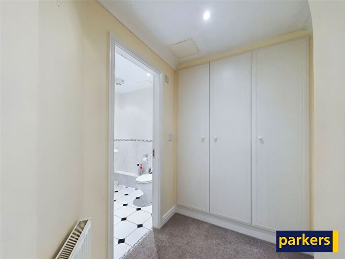 2 Bedroom Flat For Sale In Carmelite Drive, Reading, Berkshire, RG30