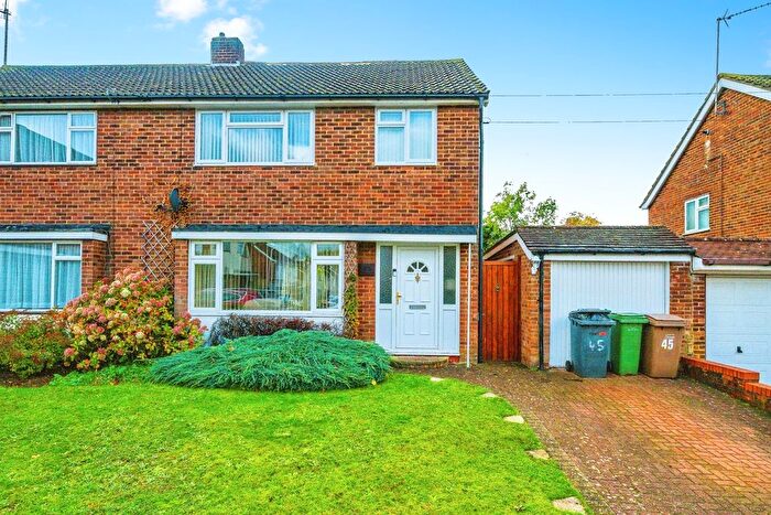 3 Bedroom Semi-detached House For Sale In Swasedale Road, Luton, Bedfordshire, LU3