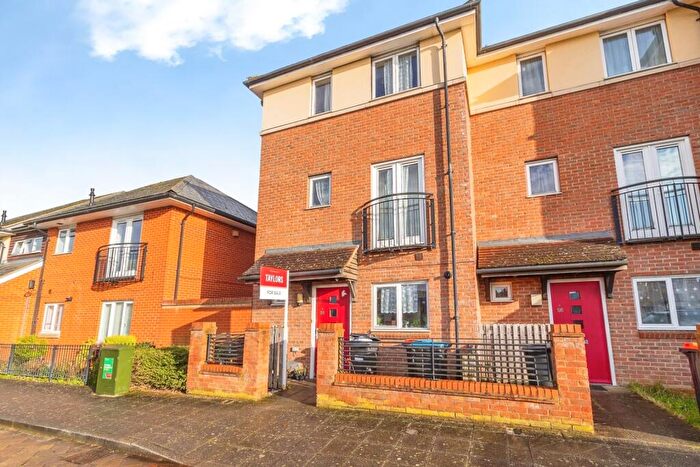 4 Bedroom Semi Detached House For Sale In Seaton Grove, Milton Keynes, Buckinghamshire, MK10