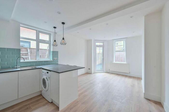 2 Bedroom Property To Rent In Tynemouth Road, Tooting, Mitcham, CR4