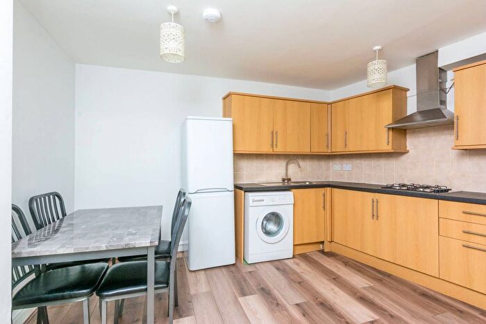 2 Bedroom Flat To Rent In Uxbridge Road, Shepherd's Bush, London, W12