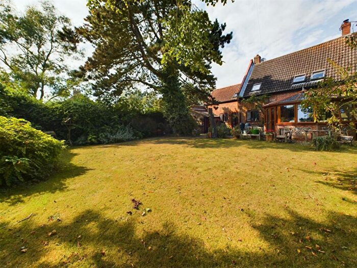 4 Bedroom Detached House For Sale In Vicarage Road, Paston, North Walsham, NR28