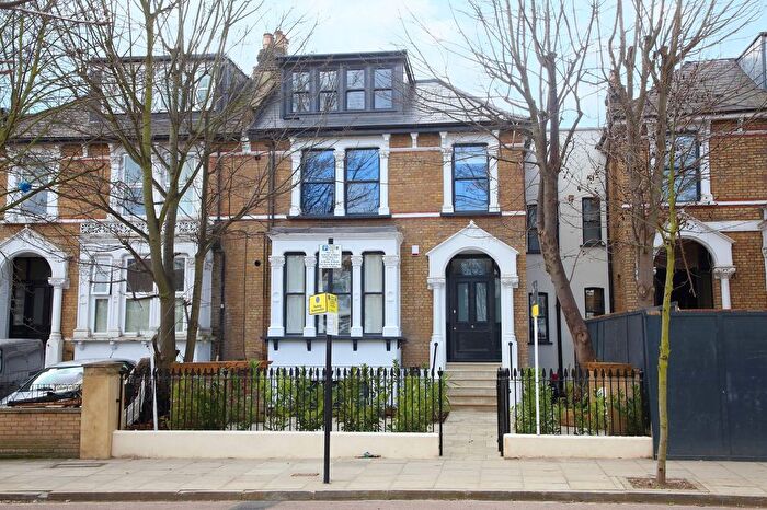 2 Bedroom Flat To Rent In Queens Drive, London, N4