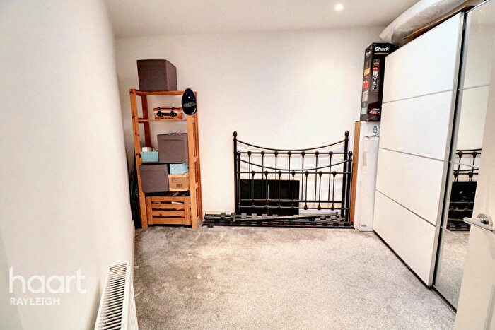 2 Bedroom Bungalow For Sale In Rawreth Lane, Wickford, SS11