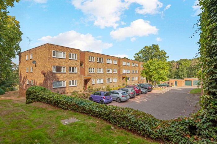 2 Bedroom Apartment For Sale In Farington Acres, Weybridge, KT13