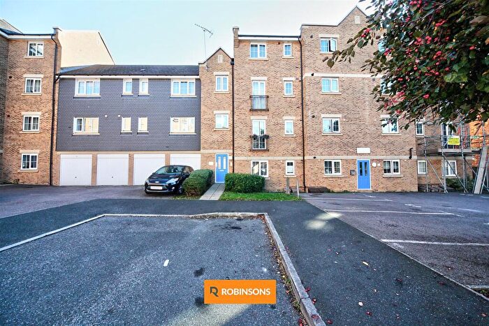 2 Bedroom Flat For Sale In Russett Way, Dunstable, LU5