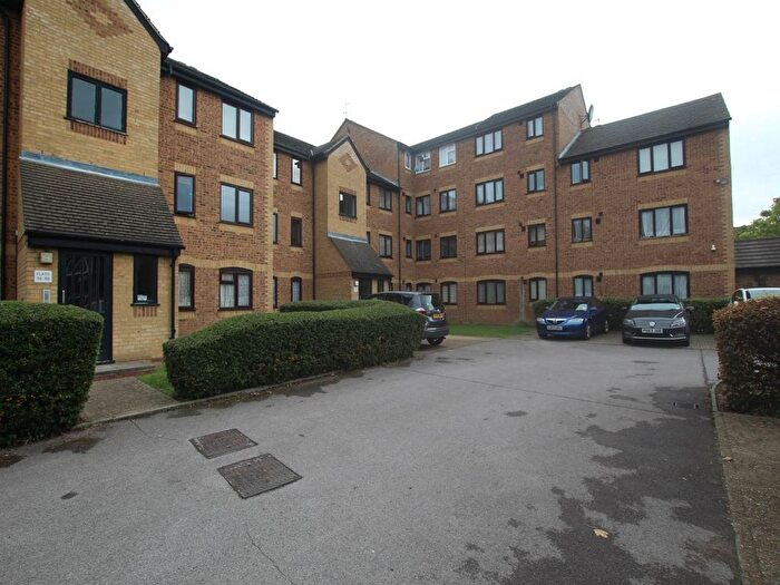 2 Bedroom Flat To Rent In Burket Close, Southall, Middlesex, UB2