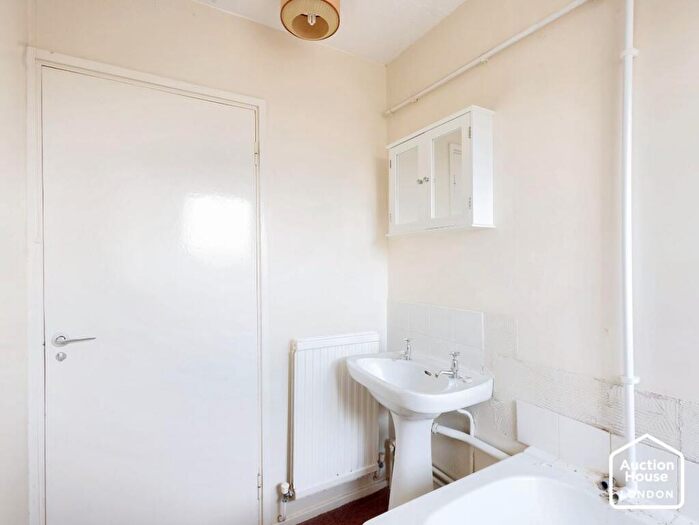 2 Bedroom Flat For Sale In Flat Mayflower House, The Drive, Great Warley, Brentwood, Essex, CM13