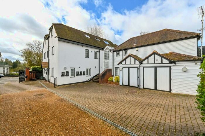 3 Bedroom Flat To Rent In Boulters Lock Island, Maidenhead, SL6