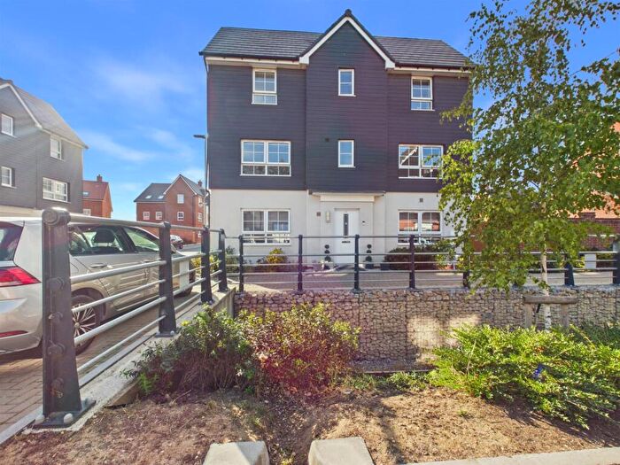 4 Bedroom Town House For Sale In Grand Junction, Kingsbrook, Aylesbury, HP22