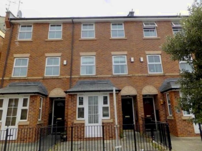 4 Bedroom Town House To Rent In Bandy Fields Place, Salford, M7