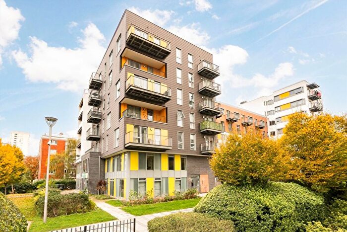 2 Bedroom Flat To Rent In Martineau Square, London, E1