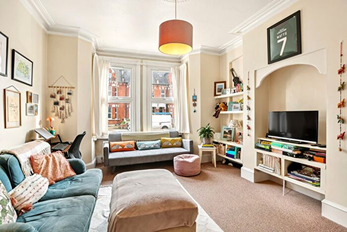 1 Bedroom Flat For Sale In Gordon Road, Ealing, London, W13