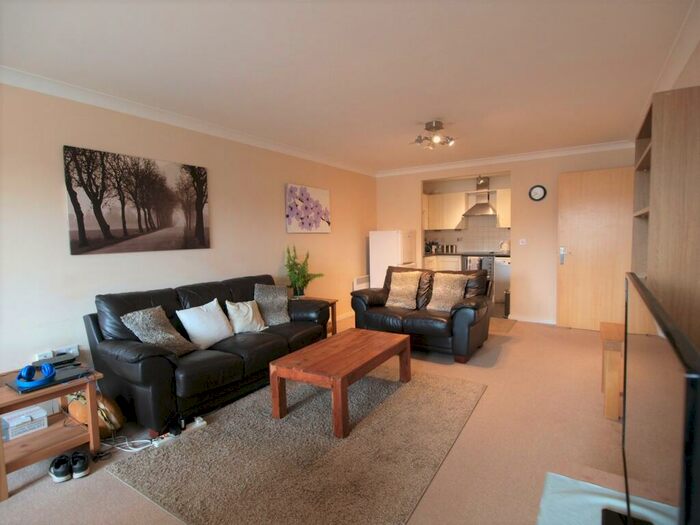 2 Bedroom Flat To Rent In Wooburn Court, Winchmore Hill Road, Southgate, N14