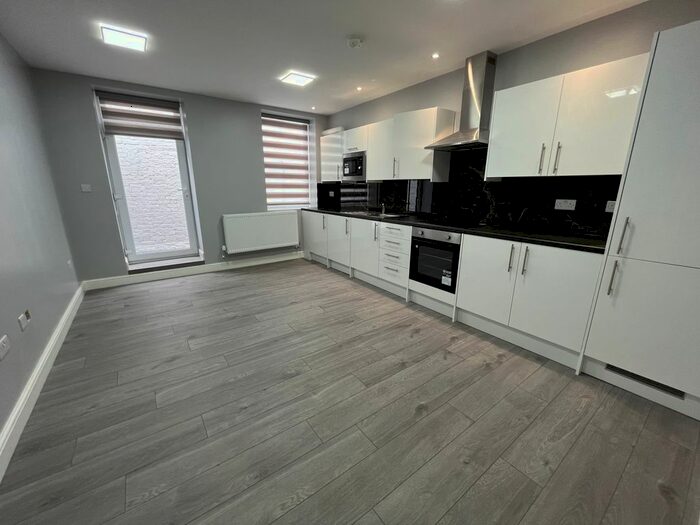 2 Bedroom Flat To Rent In The Burroughs, London, NW4