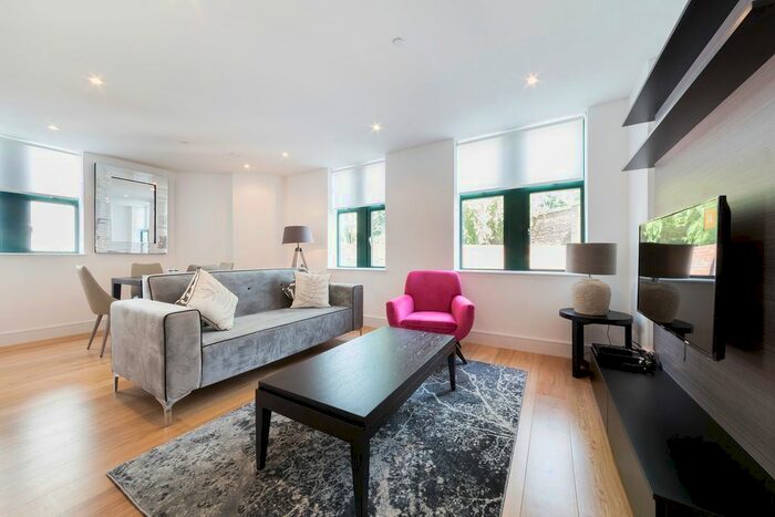 1 Bedroom Flat To Rent In Metropolitan Crescent, Crescent Lane, Clapham, London, SW4