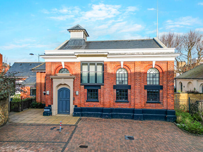 2 Bedroom Flat For Sale In Hall Street, Old Moulsham, Chelmsford, CM2