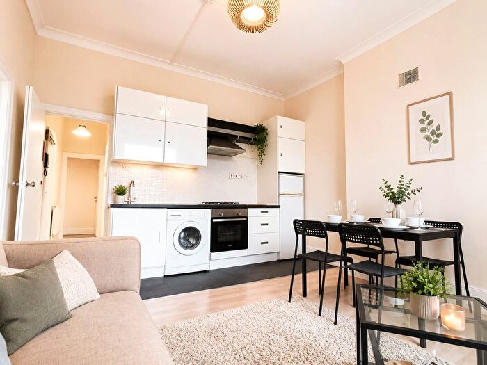 3 Bedroom Garage / Parking To Rent In Heathfield Park, Willesden Green, NW2