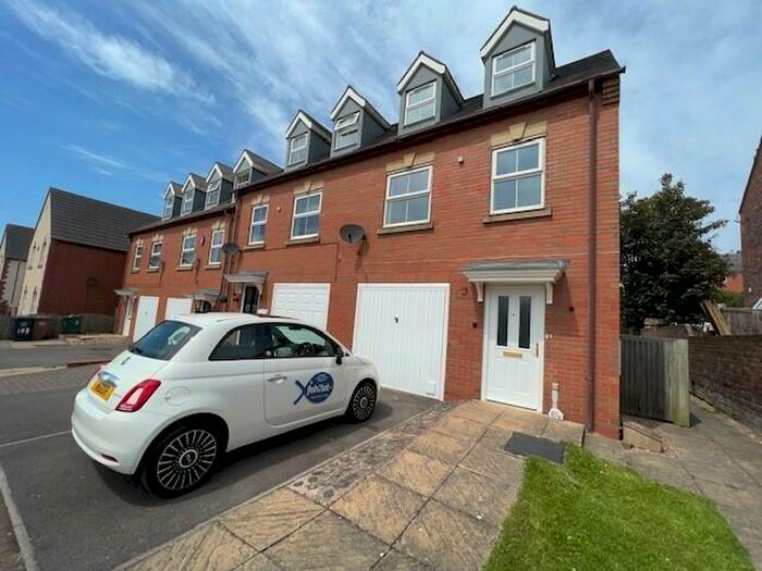 3 Bedroom Town House To Rent In Castle Road, Castle Gresley, DE11