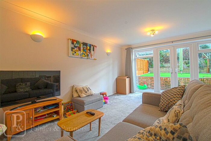 3 Bedroom Garage / Parking To Rent In North Hill Gardens, Ipswich, Suffolk, IP4