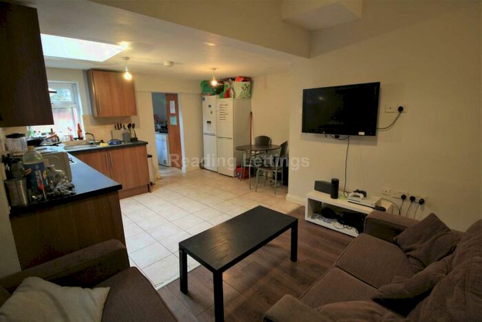 6 Bedroom Terraced House To Rent In Donnington Gardens, Reading, RG1