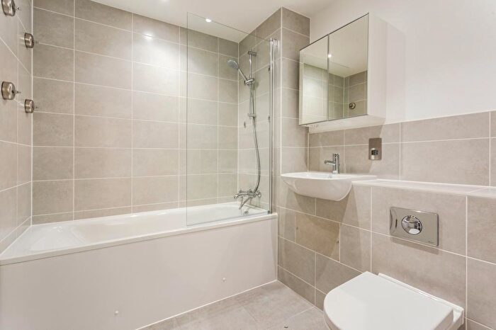 2 Bedroom Apartment To Rent In Millet Place, Pontoon Dock London, E16