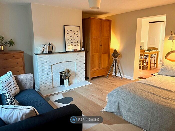 Studio To Rent In Commercial Way, London, SE15