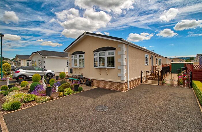 2 Bedroom Mobile/park Home For Sale In Aston Road, Broadway, WR12