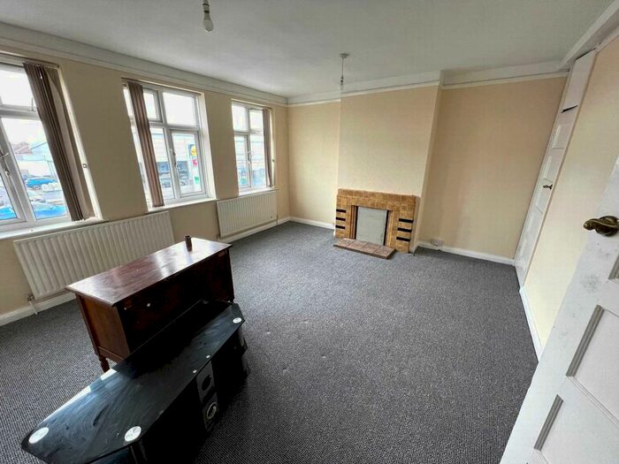 3 Bedroom Flat To Rent In Farnham Road, Slough, SL2