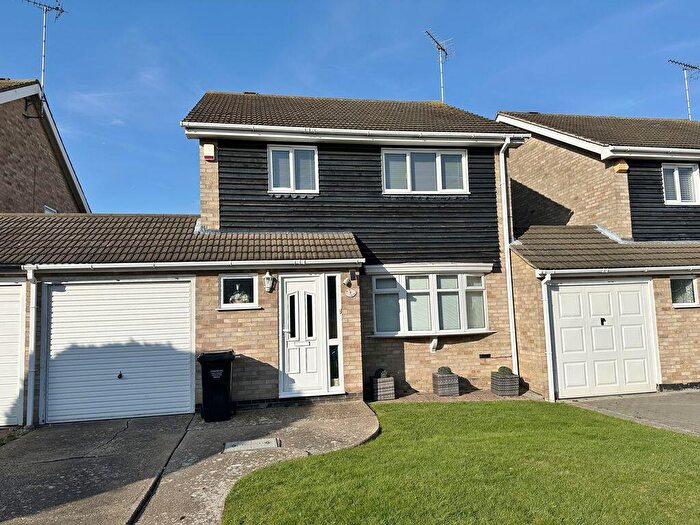 3 Bedroom Link Detached House For Sale In Norfolk Close, Laindon, SS15