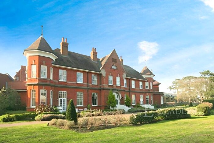 2 Bedroom Apartment For Sale In Parkview Way, Epsom, Surrey, KT19