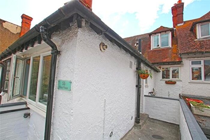 2 Bedroom Flat For Sale In Old Woking Road, West Byfleet, Surrey, KT14