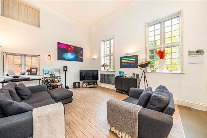 2 Bedroom Flat To Rent In Great Hall, Battersea Park Road, Battersea, SW11