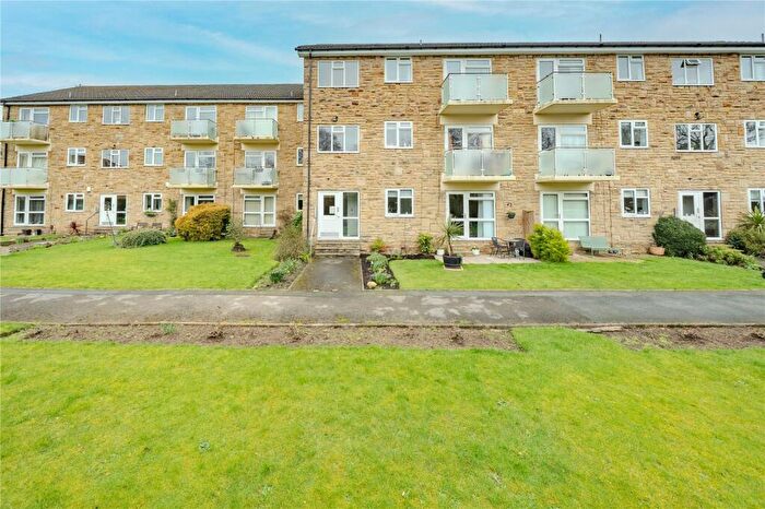 2 Bedroom Apartment For Sale In Woodlea Court, Leeds, West Yorkshire, LS17