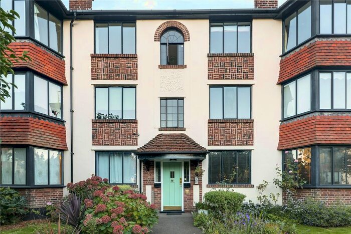 2 Bedroom Flat To Rent In Forest Court, Wanstead, London, E11