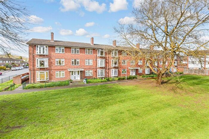 2 Bedroom Flat For Sale In Catlyn Close, East Malling, West Malling, Kent, ME19
