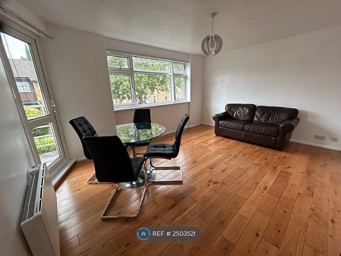 1 Bedroom Flat To Rent In The Walks, London, N2
