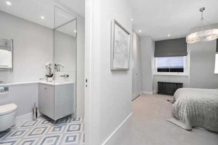 2 Bedroom Flat To Rent In Chesterfield Gardens, Mayfair, London, W1J