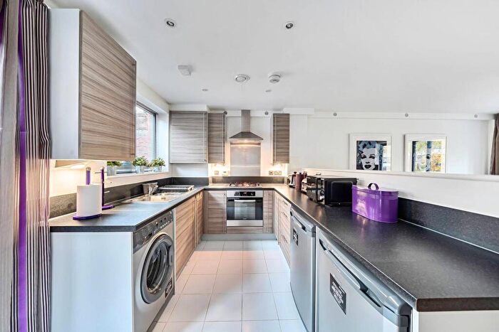 2 Bedroom End Of Terrace House To Rent In Leverton Close, Wood Green, London, N22