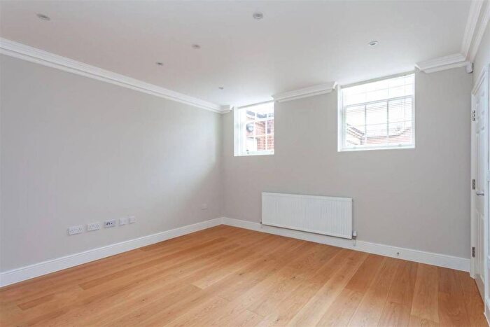 2 Bedroom Flat To Rent In Sparrows Herne, Bushey, WD23