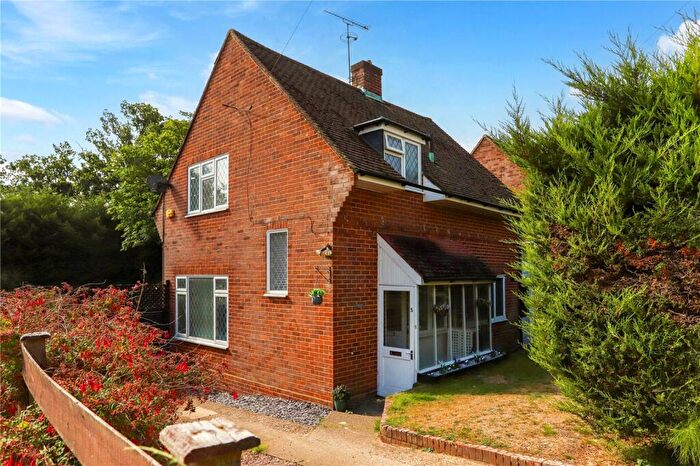 3 Bedroom Detached House For Sale In Santina Close, Farnham, Surrey, GU9