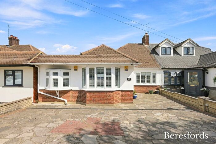 2 Bedroom Bungalow For Sale In Canterbury Avenue, Upminster, RM14