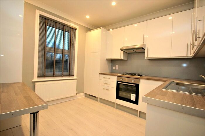 3 Bedroom Flat To Rent In Chigwell Road, Woodford Green E18