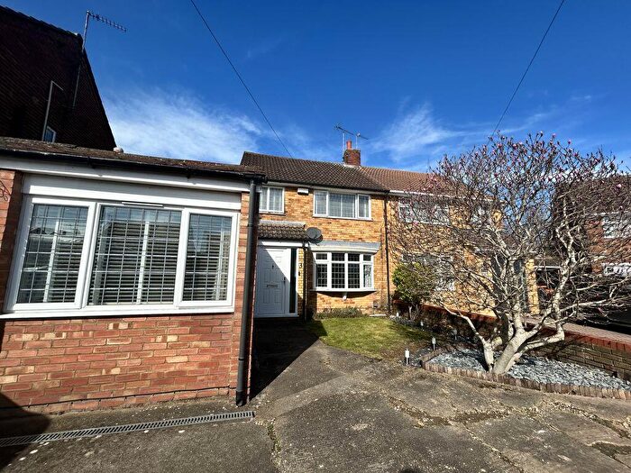 4 Bedroom Semi Detached House For Sale In Monks Close, East Dunstable, LU5