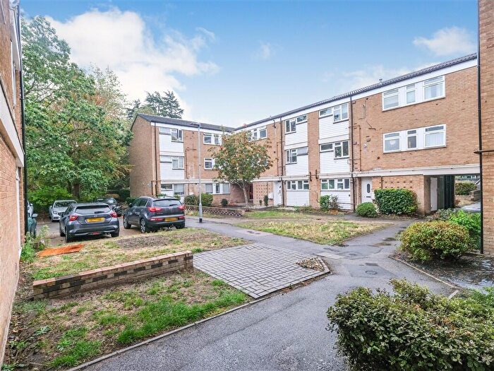 2 Bedroom Flat For Sale In Cunworth Court, Bracknell, RG12