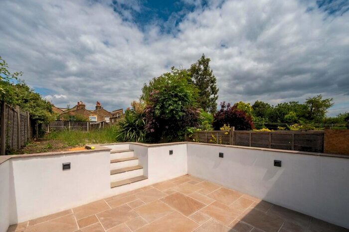 2 Bedroom Flat To Rent In Avondale Rise, Peckham Rye, London, SE15