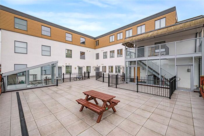 2 Bedroom Flat For Sale In Upper Wickham Lane, Welling, Kent, DA16